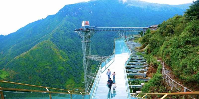 Đi bộ “trên không” cùng cầu kính siêu ngầu