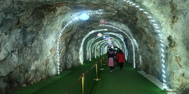 Đường hầm đi vào thang máy lên cầu kính Rồng Mây