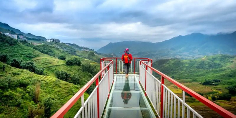 Cầu kính có thiết kế ấn tượng cùng lớp cường lực dày an toàn