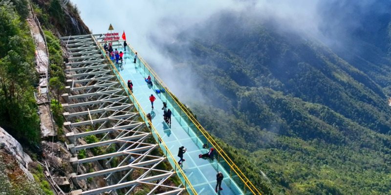 Cầu kính Rồng Mây nổi bật trên đỉnh đèo Ô Quy Hồ