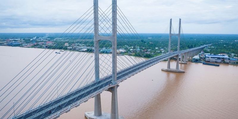 Kiến trúc dây văng hiện đại của Cầu Rạch Miễu nổi bật giữa sông Tiền