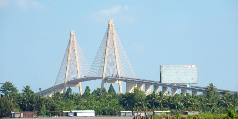 Toàn cảnh sông Tiền xanh mướt nhìn từ Cầu Rạch Miễu