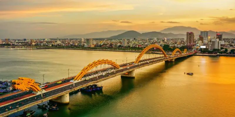 Cầu Rồng tựa như con rồng đang bay uốn lượn trên bầu trời