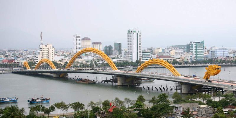 Cầu Rồng nằm ngay trung tâm Đà Nẵng, bắt ngang sông Hàn