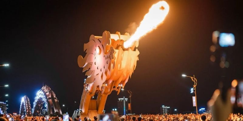 Chiêm ngưỡng Cầu Rồng phun lửa mãn nhãn người xem