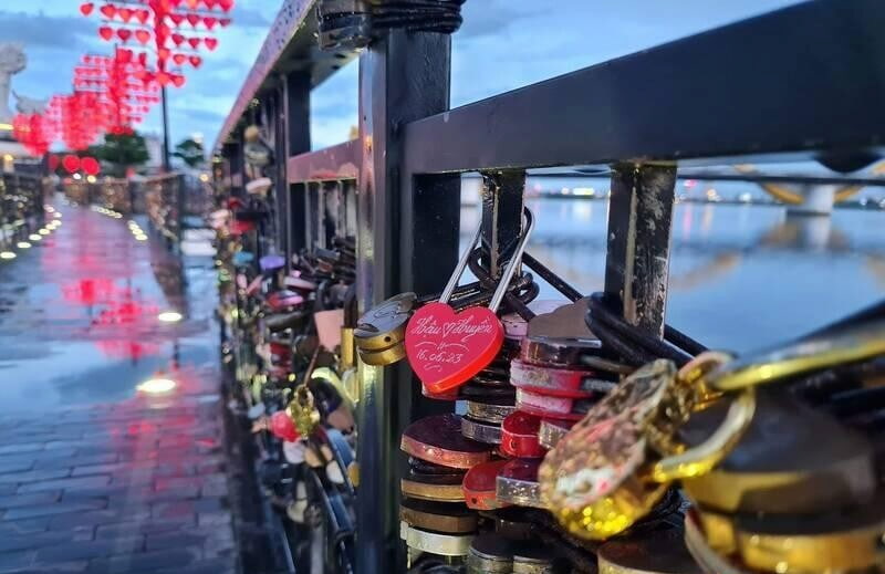 Check in tại những ổ khóa tình yêu không có chìa được nhiều bức ảnh xinh đẹp