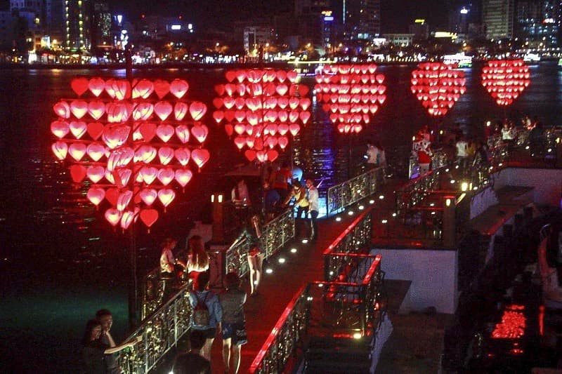 Cột đèn lồng hình trái tim phát ánh sáng lung linh vào buổi tối