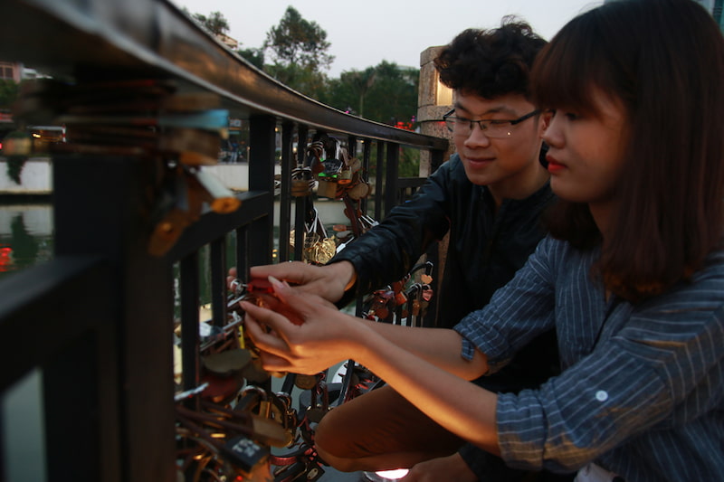 Hoạt động treo ổ khoá tình yêu tại cầu hấp dẫn