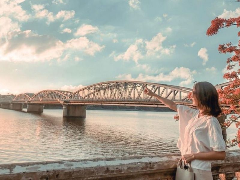 Ngắm nhìn cảnh sắc cây cầu bên bờ sông Hương 
