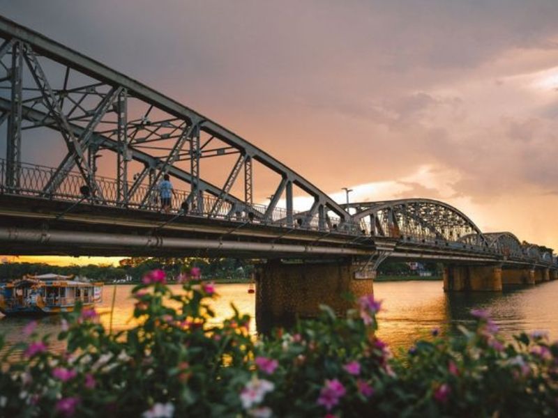 Cây cầu là chứng nhân lịch sử qua từng giai đoạn