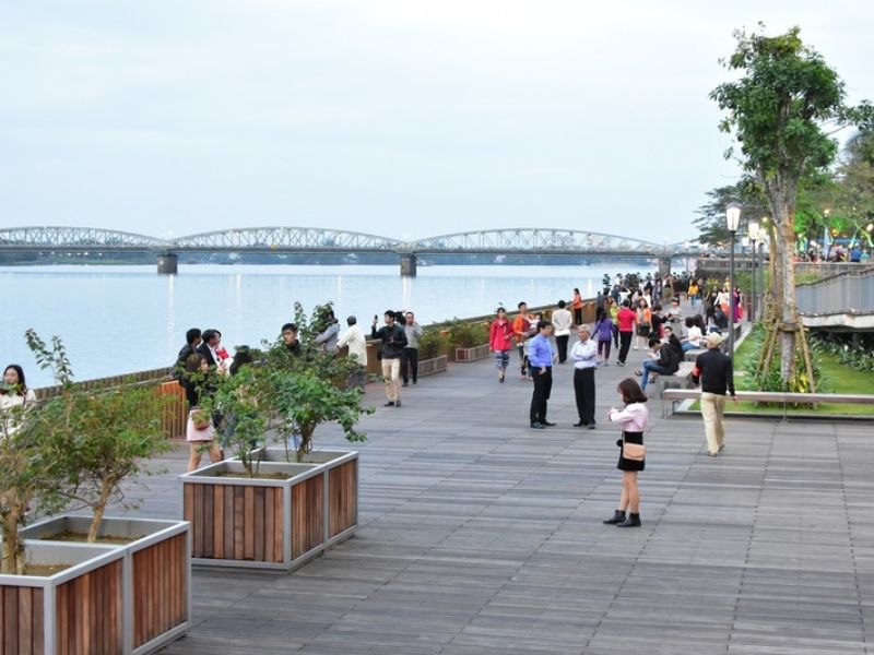 Đi dạo ngay dưới chân cầu cảm nhận sự yên bình