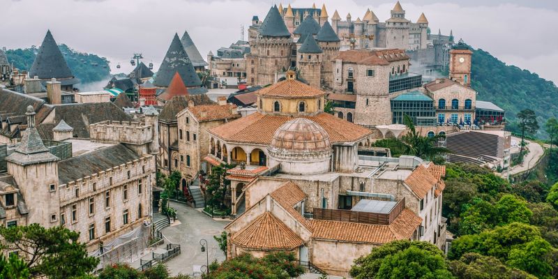 Du khách tham quan ở một “trời Âu thu nhỏ”