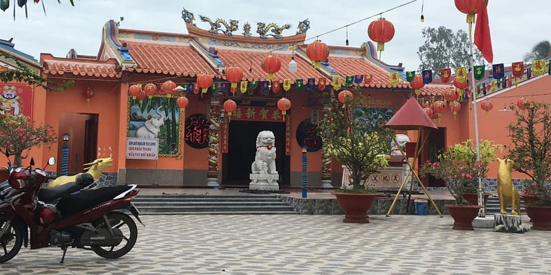 Chùa nằm ở trung tâm thành phố nên dễ tìm kiếm và đi lại thuận tiện