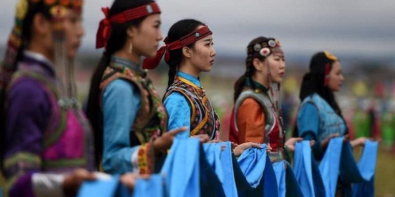 Chào hỏi và xin phép người bản địa trước khi chụp ảnh