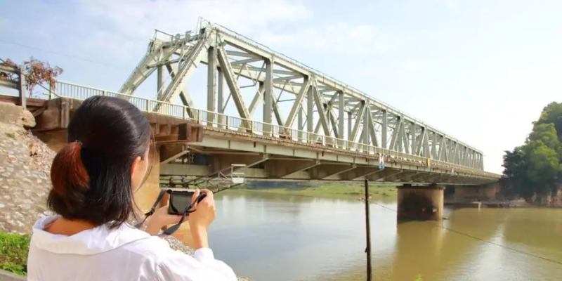 Đừng quên check - in, lưu giữ kỷ niệm đẹp tại cầu Hàm Rồng