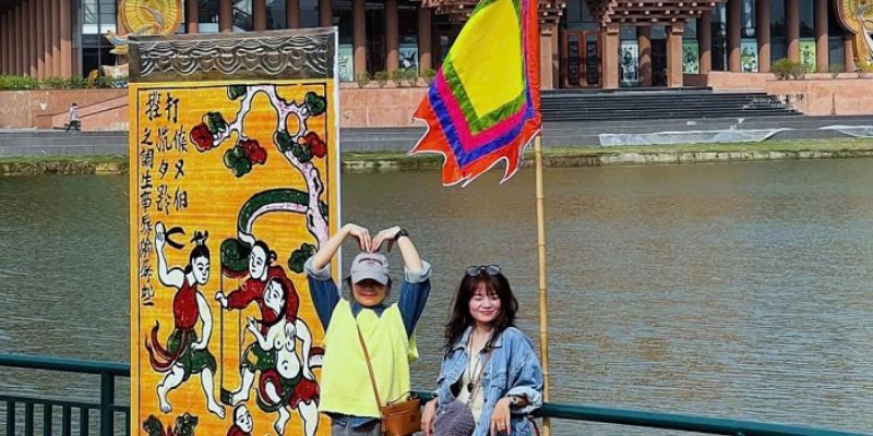 Check-in, chụp ảnh lưu niệm tại nhà hát Quan họ Bắc Ninh