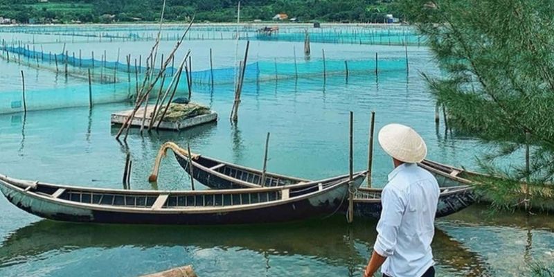 Du khách chụp ảnh check - in với cảnh đầm yên bình