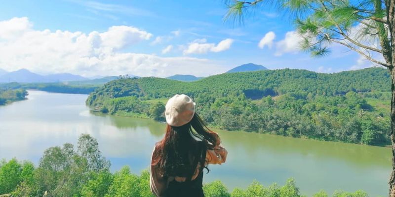 Góc chụp của du khách ở đồi nhìn về dòng sông Hương phía xa