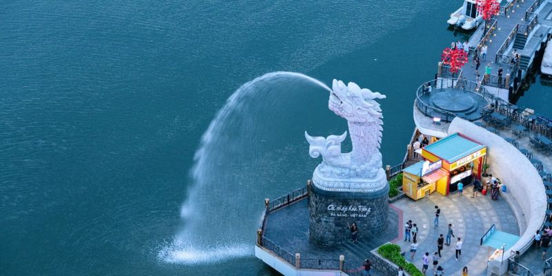 Check-in tại tượng cá chép hóa rồng