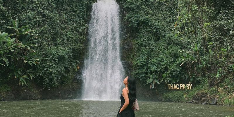 Du khách check - in bên thác Pa Sỹ với phông nền là làn nước trắng xóa tuyệt đẹp.