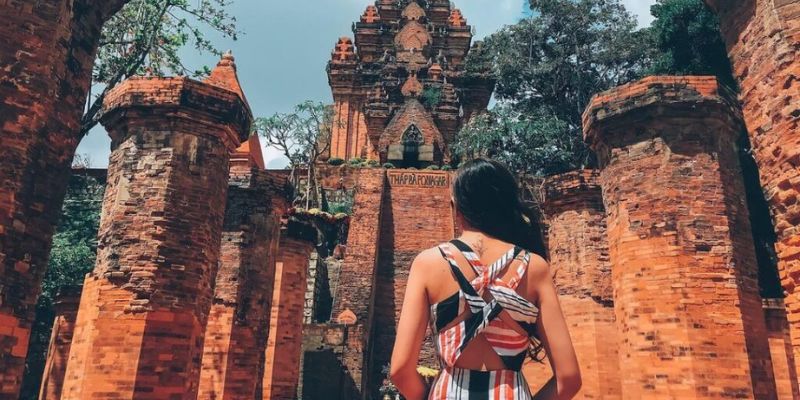 Du khách chụp ảnh check in với tường gạch đỏ cổ kính