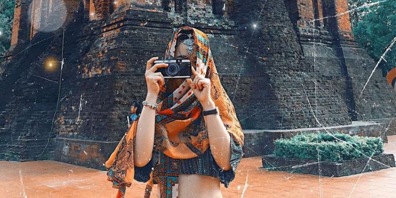 Du khách check - in bên tường gạch đỏ đặc trưng của tháp