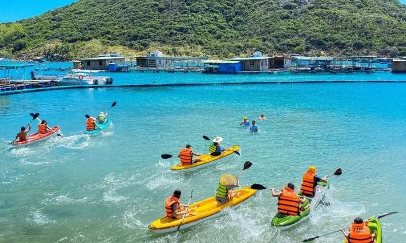 Chèo thuyền kayak ngắm biển quanh đảo