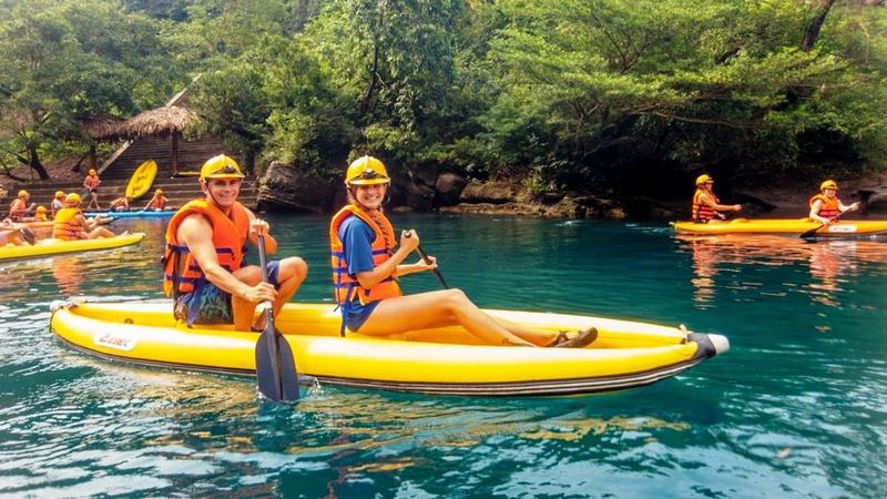 Chèo thuyền kayak trên dòng sông Chày