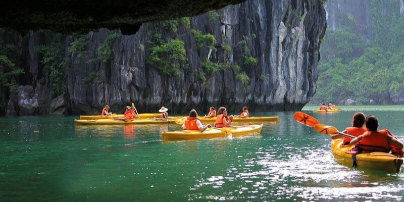 Chèo thuyền Kayak tự do khám phá vịnh hùng vĩ