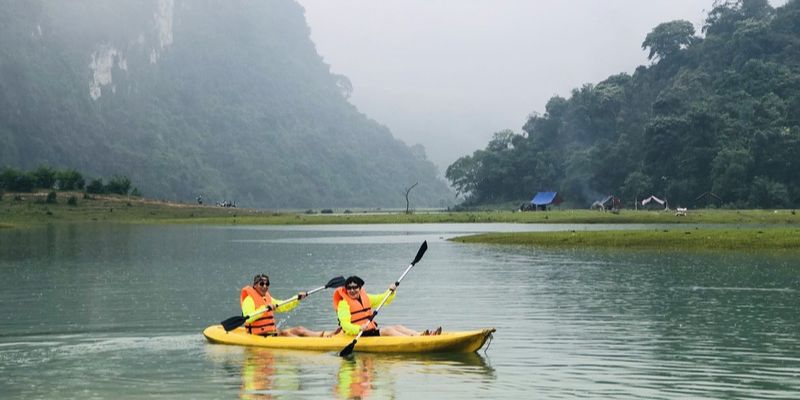 Chèo thuyền trên mặt hồ xanh ngát tại thảo nguyên Đồng Lâm
