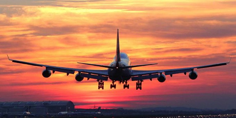 Máy bay là phương tiện phổ biến được nhiều du khách dùng để di chuyển đến Hội An