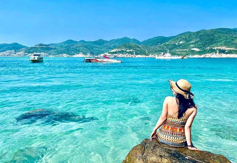 Vịnh Vĩnh Hy với biển xanh và vách đá kỳ vĩ là điểm nhấn không thể bỏ qua