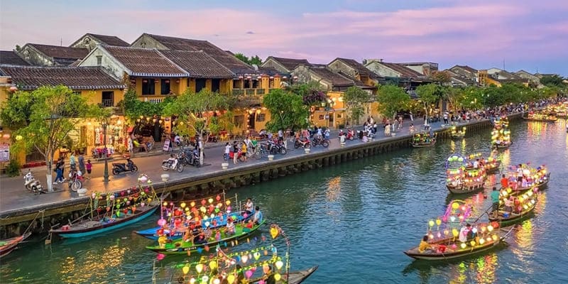 Chiều hoàng hôn và tối là thời điểm hoàn hảo đế dạo quanh quảng trường