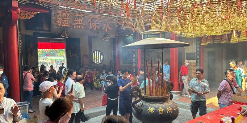 Chính điện được chia thành ba gian và thờ cúng nhiều vị thần