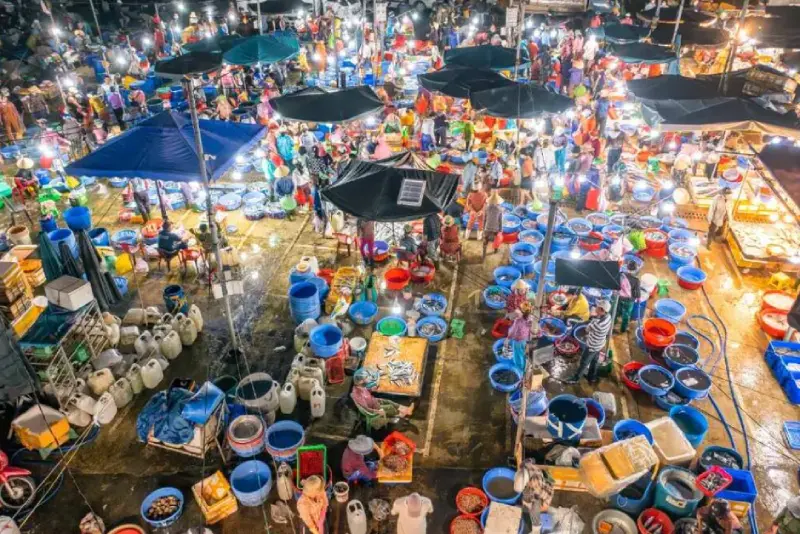 Chợ cá Thanh Hà với hải sản tươi ngon