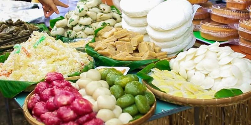 Các loại bánh được xếp đầy trên khay rất hấp dẫn