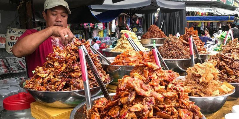 Khu cánh phải nổi bật với rất nhiều món ăn đặc sản