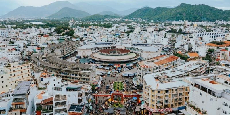 Chợ mở cửa từ lúc 5h sáng đến 6h rưỡi tối