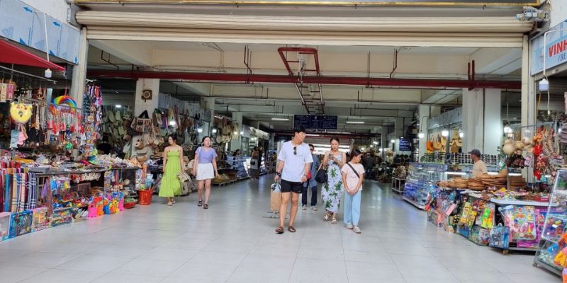 Khu trung tâm là nơi bày bán các nhu yếu phẩm hàng ngày