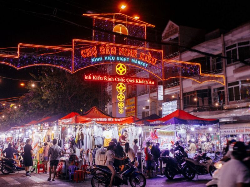 Di chuyển tới chợ đêm Ninh Kiều đơn giản