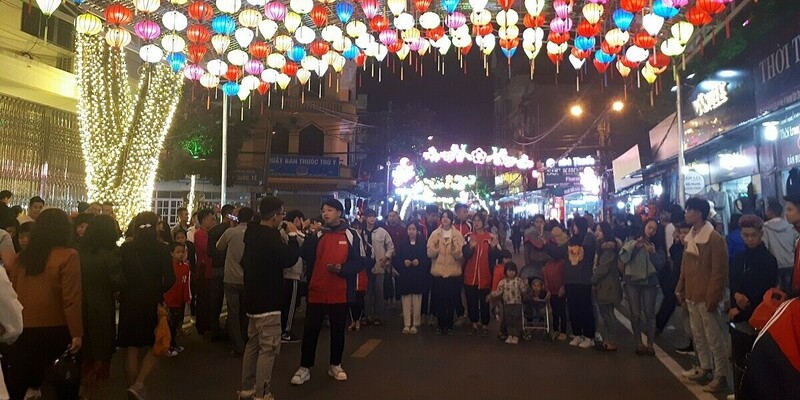 Phiên chợ Kỳ Lừa nhộn nhịp với đa dạng mặt hàng từ quần áo