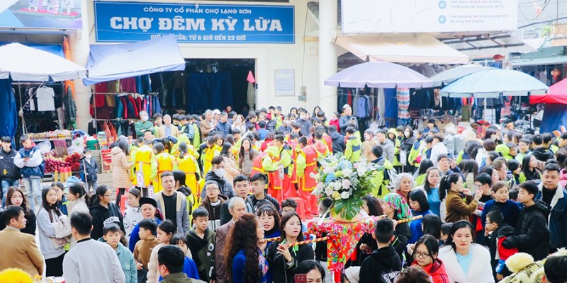 Khung cảnh nhộn nhịp tại Chợ Kỳ Lừa, nơi giao thoa giữa văn hóa truyền thống