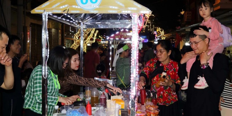 Các trò chơi dân gian tại Chợ Kỳ Lừa như bịt mắt bắt dê, kéo co