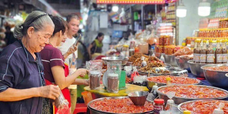 Chợ mở cửa từ 5 giờ sáng đến 7 giờ tối hàng ngày để du khách ghé thăm