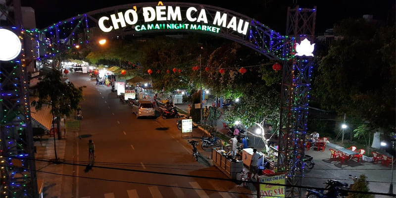 Chợ nằm ở hướng Đông và cách trung tâm thành phố khoảng 9km