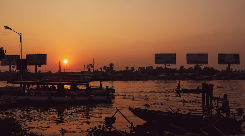 Cuộc sống buổi chiều của người dân trên sông nước bình dị và chậm rãi