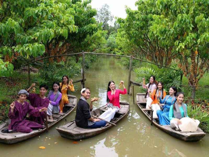 Tham quan vườn cây và ăn trái cây thỏa thích