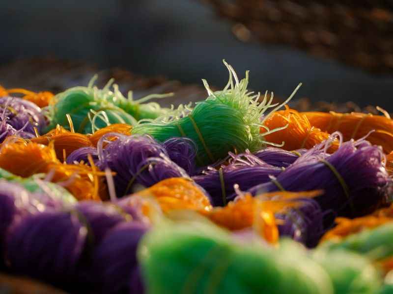 Khám phá quy trình làm hủ tiếu nhiều màu sắc