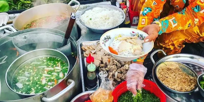 Trải nghiệm ăn bún cá đầy hấp dẫn trên sông