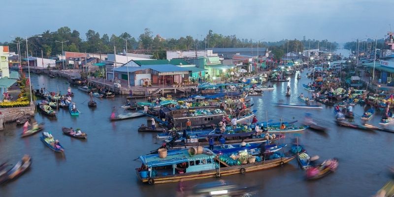 Chợ Nổi Ngã Năm ở trung tâm ngã 5 sông nhộn nhịp với ghe thuyền miền Tây